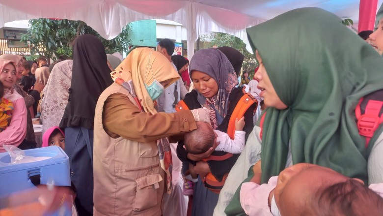 Ratusan anak dan orang tua memadati lokasi vaksin polio di Pekanbaru (foto/Dini)